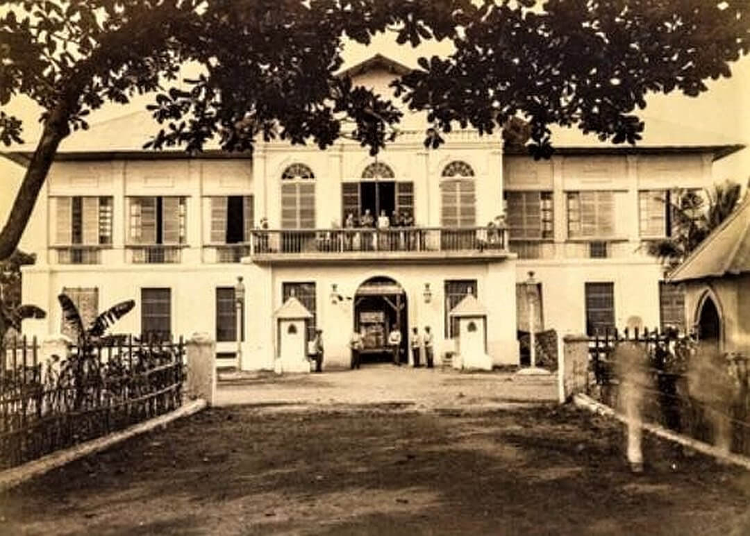 The photo is labeled as “Casa Real” in Abra.. Circa 1887. Photo by Alexander Schadenberg