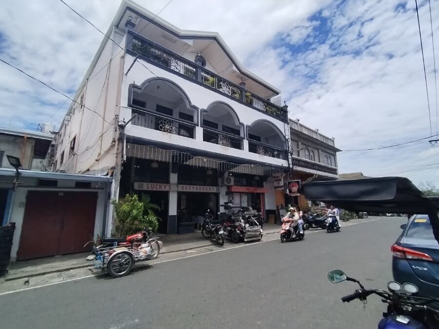 Lucky's Hotel and Restaurant front view